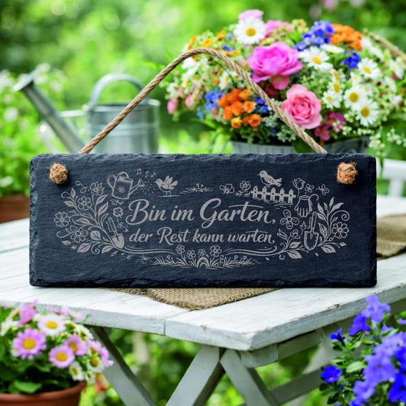 Schiefertafel Bin im Garten, der Rest kann warten - Gartenschild Gartendeko Schild aus Schiefer - 22 x 8 cm