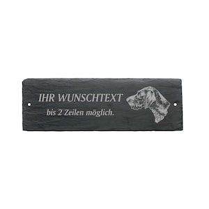 Op de afbeelding: Een zwart leisteen bord met een wit gegraveerd beeld van een hondenkop en de tekst "IHR WUNSCHTEXT bis 2 Zeilen möglich."