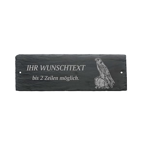 Könnte beinhalten: Ein schwarzes Schieferschild mit einem weißen, gravierten Falkenmotiv und dem Text "IHR WUNSCHTEXT bis 2 Zeilen möglich."