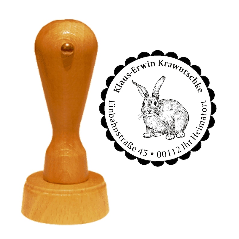 Peut inclure: Un tampon en caoutchouc noir et blanc avec un motif rond. Le motif repr&eacute;sente un lapin, le texte "Klaus-Erwin Krawutschke Einbahnstra&szlig;e 45 &middot; 00112 Ihr Heimatort" et une bordure d&eacute;corative.