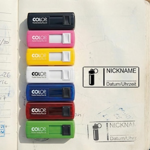 Könnte beinhalten: Eine Auswahl an COLOP Pocket Stamp Plus 20 Stempeln in Schwarz, Rosa, Gelb, Weiß, Blau, Rot und Grün. Jeder Stempel hat einen weißen Schiebemechanismus und den Text "COLOP Pocket Stamp Plus 20". Ein Etikett mit dem Text "NICKNAME Datum/Uhrzeit" ist ebenfalls vorhanden.