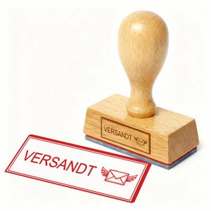 Puede incluir: Un sello de madera con la palabra "VERSANDT" y un icono de sobre. El sello está junto a una tarjeta con borde rojo con la misma palabra e icono. El sello tiene un mango de madera.