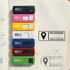 Könnte beinhalten: Eine Sammlung von COLOP Pocket Stamp Plus 20 Stempeln in verschiedenen Farben: Schwarz, Rosa, Gelb, Weiß, Blau, Rot und Grün. Jeder Stempel hat einen weißen Schiebemechanismus. Ein separates Stempeldesign zeigt eine Standort-Pin-Grafik und die Wörter "NICKNAME" und "Datum/Uhrzeit".