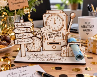May include: A wooden retirement gift display featuring a clock, a signpost with the words Ausschlafen, Reisen, Genießen, and Freiheit, and a slot machine design labeled Feierabend für immer. The base includes the text Arbeit endet. Die Erinnerungen bleiben. Das Leben wartet.