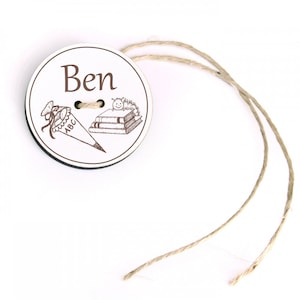 Pendentif cartable avec nom et livres Motif chenille - Cadeau enfants Inscription scolaire Retour à l’école Ø5cm - Décoration de cartable Idée cadeau Enfant École