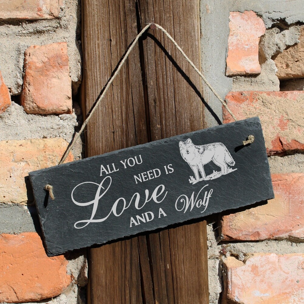 Schiefertafel Mit Gravur »All You Need Is LOVE And A WOLF« - Ca. 22x16 Cm, Mit Aufhängung - Naturprodukt, Wetterbeständig, Perfekt Als Geschenk