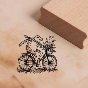 Motif Stamp Frog on Bicycle Stamp 38 x 36 mm - Timbres en bois Timbres Artisanat Scrapbooking Gaufrage - Gift Spring Frogs