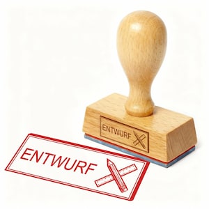Puede incluir: Un sello de madera con la palabra "ENTWURF" y un gráfico de lápiz y regla. El sello está presionado sobre un papel blanco con la misma palabra y gráfico en rojo. El mango es de color marrón claro.