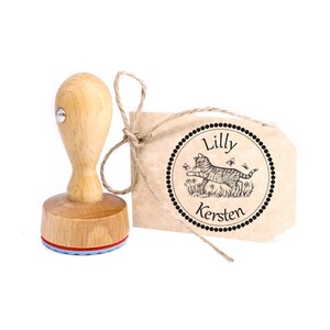 Timbro per bambini gatto che gioca con le farfalle – timbro in legno con nome personale Ø 24 mm – timbro con nome motivo timbro timbro insegnante per bambini