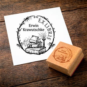 Personalisierter Exlibris Stempel Ø 49 mm | Bücherstempel mit Name | Holzstempel Buche | Geschenk für Leser & Bibliophile