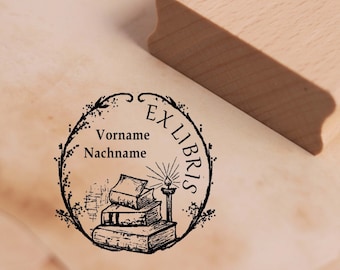 Ex Libris stempel met naam - boekstapelkaars - ex libris motiefstempel Ø 48 mm - houten stempel boek boekstempel eigendom boekenlegger