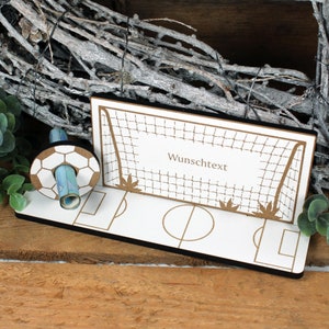 Geldgeschenk Fußball mit Fußballtor und Ball - inkl. Wunschtext - Schild für Geld Gutschein - 20 x 9 cm - Geschenk Fußballspieler Fußballer