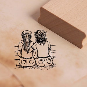 Timbro motivo Due amiche si siedono sulla spiaggia Francobollo 38 x 38 mm - Francobollo in legno Scrapbooking Embossing Francobolli Regalo BFF Migliore amico