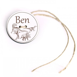 Pendentif cartable avec nom et motif dinosaure - Enfants Cadeau Inscription Scolaire Retour à l’école Ø 5 cm - Cartable Décoration Idée cadeau Enfant École