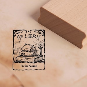 Könnte beinhalten: Schwarz-weiß-Illustration eines Stapels Bücher mit einer Kerze auf einem Ständer. Der Text "Ex Libris" und "Dein Name" ist im Bild enthalten.