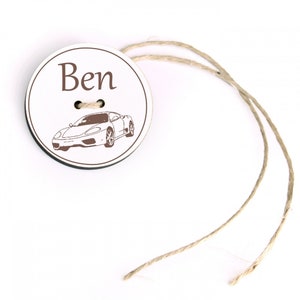 Pendentif cartable avec nom et motif de voiture - Enfants Cadeau Inscription à l’école Retour à l’école Ø 5 cm - Cartable Décoration Idée cadeau Enfant École