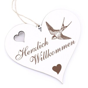 Welcome Sign - Schwalbe - Deko Herz Holz - Türschild 13 x 12 cm - Herzschild Türdeko Family Haus Eingang Dekoschild Vogel