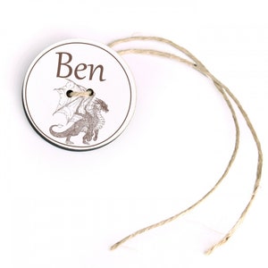 Pendentif cartable avec nom et motif dragon - Enfants Cadeau Inscription Scolaire Retour à l’école Ø 5 cm - Cartable Décoration Idée cadeau Enfant École