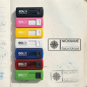 Może przedstawiać: Kolekcja stempli COLOP Pocket Stamp Plus 20 w różnych kolorach: czarnym, różowym, żółtym, białym, niebieskim, czerwonym i zielonym. Stemple są ułożone na otwartym notatniku obok stempla z napisem "NICKNAME" i "Datum/Uhrzeit".