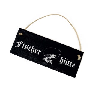 Puede incluir: Señal de pizarra negra con un colgador de cuerda blanca. La señal dice "Fischer hütte" con una imagen estilizada de un pez en un anzuelo.