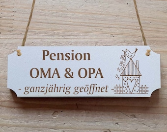 Dekoschild « PENSION OMA & OPA - ganzjährig geöffnet » Geschenk Großeltern Türdekoration Türschild Enkelkinder Enkel Kinder Garten Deko Tür