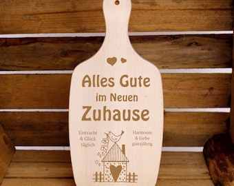 Alles Gute im neuen Zuhause - Holzbrett Schneidebrett Geschenk zum Einzug 34x15cm • graviert • mit Griff und Bohrung • Brotbrett Küchenbrett