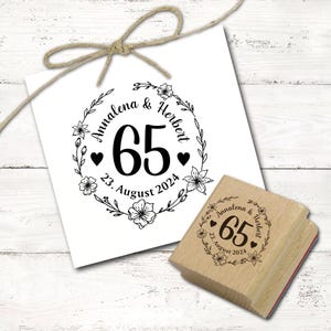 Motiefstempel huwelijk 65-jarig huwelijksjubileum met naam, datum en nummer 65 jaar - bloemenkrans - opdruk Ø 48 mm huwelijksstempel stempel harten