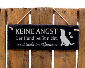 Hunde Türschild - Keine Angst, der Hund beißt nicht - Schiefertafel graviert Warnschild witzig lustig 22 x 8 cm - Hinweisschild Hund Garten