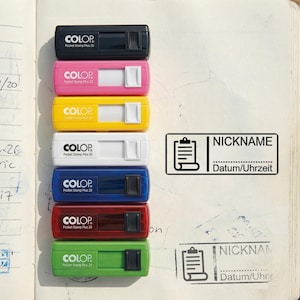 Może przedstawiać: Kolekcja stempli COLOP Pocket Stamp Plus 20 w różnych kolorach: czarnym, różowym, żółtym, białym, niebieskim, czerwonym i zielonym. Każdy stempel ma biały mechanizm przesuwny. Widoczny jest również stempel z napisem "NICKNAME Datum/Uhrzeit".