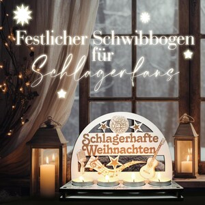 Könnte beinhalten: Eine weiße, bogenförmige Weihnachtsdekoration mit dem Text "Schlagerhafte Weihnachten" und Grafiken von Musikinstrumenten. Die Dekoration hält Teelichter und wird von beleuchteten Laternen flankiert. Der Text "Festlicher Schwibbogen für Schlagerfans" ist ebenfalls vorhanden.