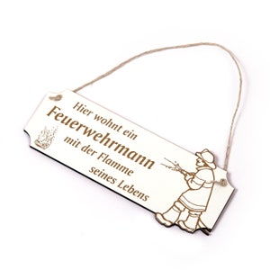 Sign Here lives a fireman • Door sign flame • approx. 19.5 x 8 cm • Decoration house decorative sign • Fire brigade gift dad grandpa uncle family