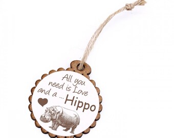 Pendentif avec slogan Tout ce dont vous avez besoin est Amour et un Hippo Ø 5 cm - avec motif hippo - Porte-clés en anneau cadeau bouclier Gift Safari