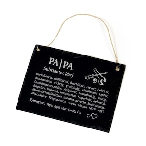 Puede incluir: Un letrero de pizarra negra con la palabra "PA | PA" en blanco, junto con una definición y sinónimos. El letrero incluye un dibujo de una llave inglesa y un destornillador. Se adjunta un lazo de cuerda natural para colgar.