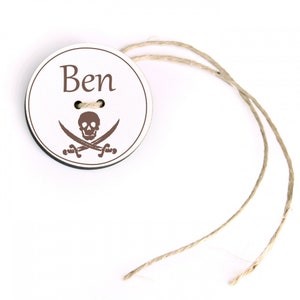 Pendentif cartable avec nom et motif pirate - Enfants Cadeau Inscription Scolaire Retour à l’école Ø 5 cm - Cartable Décoration Idée cadeau Enfant École