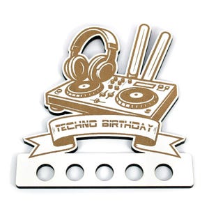 Könnte beinhalten: Eine Techno-Geburtstagsdekoration aus weißem und braunem Holz. Das Design zeigt ein DJ-Setup mit Kopfhörern, ein Banner mit dem Text "TECHNO BIRTHDAY" und einen Abschnitt mit fünf Löchern. Das Design ist schwarz umrandet.