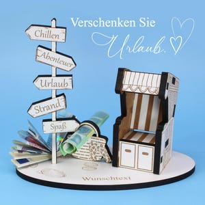 Könnte beinhalten: Ein Holzdekor im Strand-Design mit einem Wegweiser, der auf "Chillen", "Abenteuer", "Urlaub", "Strand" und "Spaß" zeigt. Es enthält einen Miniatur-Strandkorb, gerolltes Geld und den Text "Verschenken Sie Urlaub".