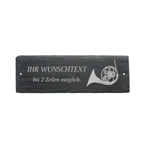 Könnte beinhalten: Ein schwarzes Schieferschild mit einer weißen, gravierten Abbildung eines Waldhorns. Das Schild trägt die Aufschrift "IHR WUNSCHTEXT bis 2 Zeilen möglich."