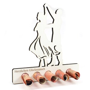 Könnte beinhalten: Holz Geldhalter in Form eines Tanzpaares. Der Halter hat Schlitze für Geldscheine und den Text "Herzlichen Glückwunsch" unten.