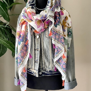 Écharpe pour femmes à imprimé tribal floral, écharpe légère de style bohème, châle à pampilles, écharpe populaire la plus vendue