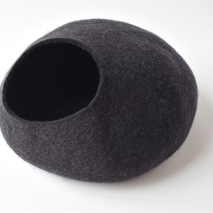 Pets bed / Cat bed - cat cave - cat house - eco-friendly handmade felted wool cat bed - black - cat cave
