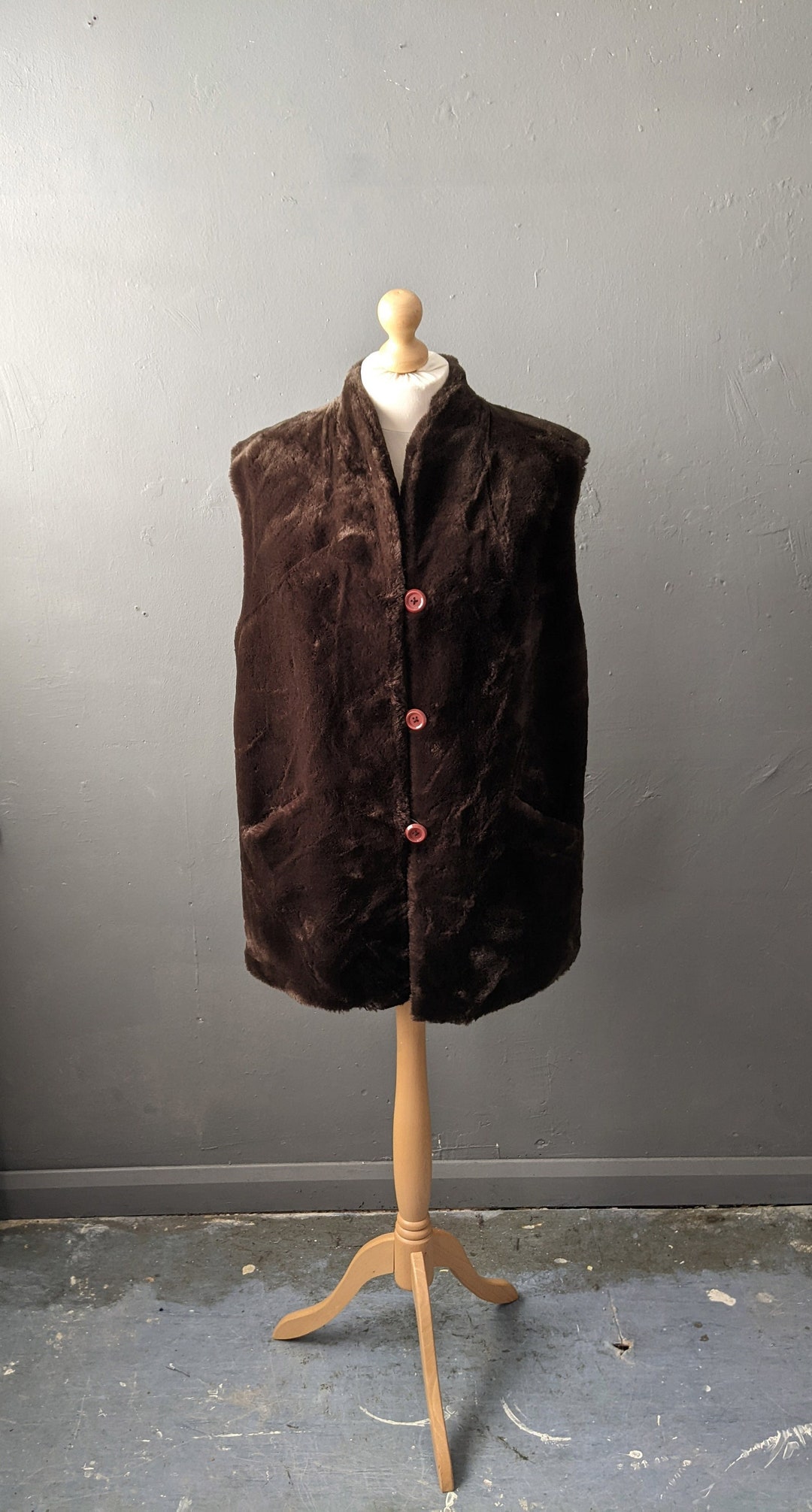 Veste sans manches en fausse fourrure marron foncé des années 80