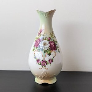 Antik S F & Co Crown Devon-vas, vellum blush ware rosenmönster, 0522