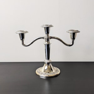 Vintage Grenadier versilberter Kandelaber mit drei Armen, Mid Century Gothic