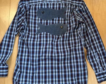 Camisa de cuadros negros, rojos y azules con apliques de peces reciclados de Bogari para hombre, talla L