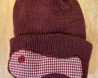 Gorro de invierno tejido a mano con apliques de pez en color granate y blanco