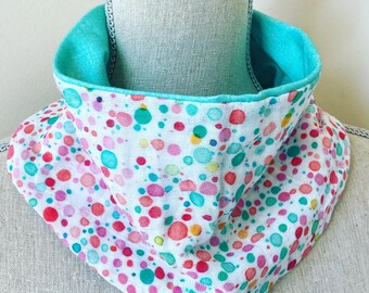 Bufanda mediana sencilla con broche, regalo para mujeres, mamás, esposas, abuelas y maestras. Fabricada en EE. UU. con tela de algodón orgánico y tintes ecológicos.