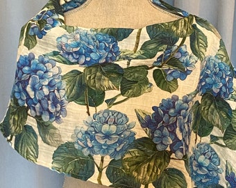 Chal de boda con estampado de hortensias, chal para vestido, bufanda con estampado azul, chal ligero de algodón orgánico para invitada de boda, chal de hortensias azules de verano.