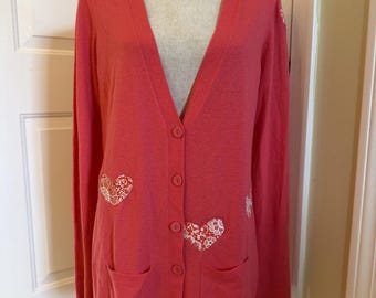 Suéter cárdigan coral reciclado de cachemira con apliques de corazón de Cynthia Steffe, talla XL