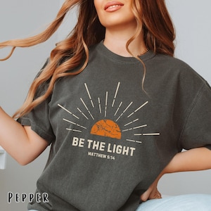 Komfort-Farben sind das Licht Christian Shirt | Matthäus 5 14 Tee | Christliche Geschenke für sie | Religiöses T-Shirt Geschenk | Christliches Retro T-Shirt