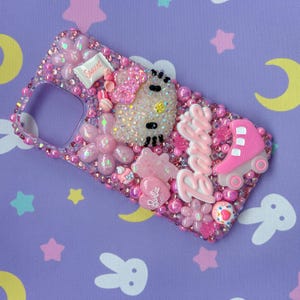 ハンドメイドのデコデンスマホケース iPhone 13 Pro Max KittyDoll